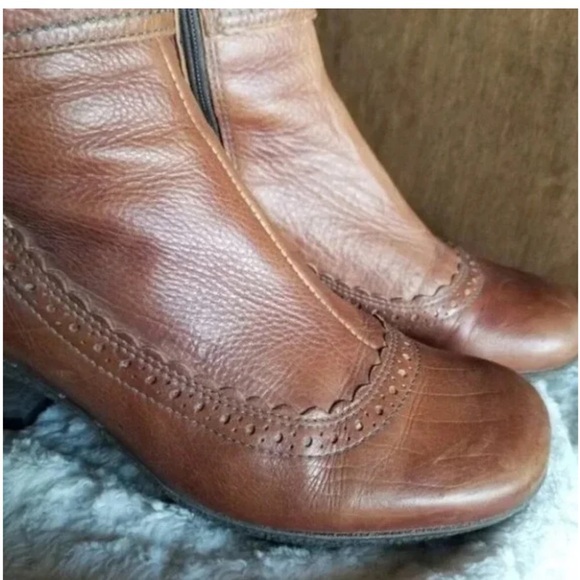La CANADIENNE Tan Leather Heeled Boots - Picture 7 of 12